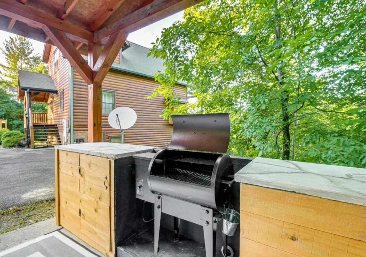 Fabulous Pet-Friendly, Family Cabin With Outdoor Kitchen, Hot Tub, Sauna, Fireplace, Theater Room, Arcade, Pool Table, And Fire Pit Within Minuties Of Dollywood Sevierville Bagian luar foto