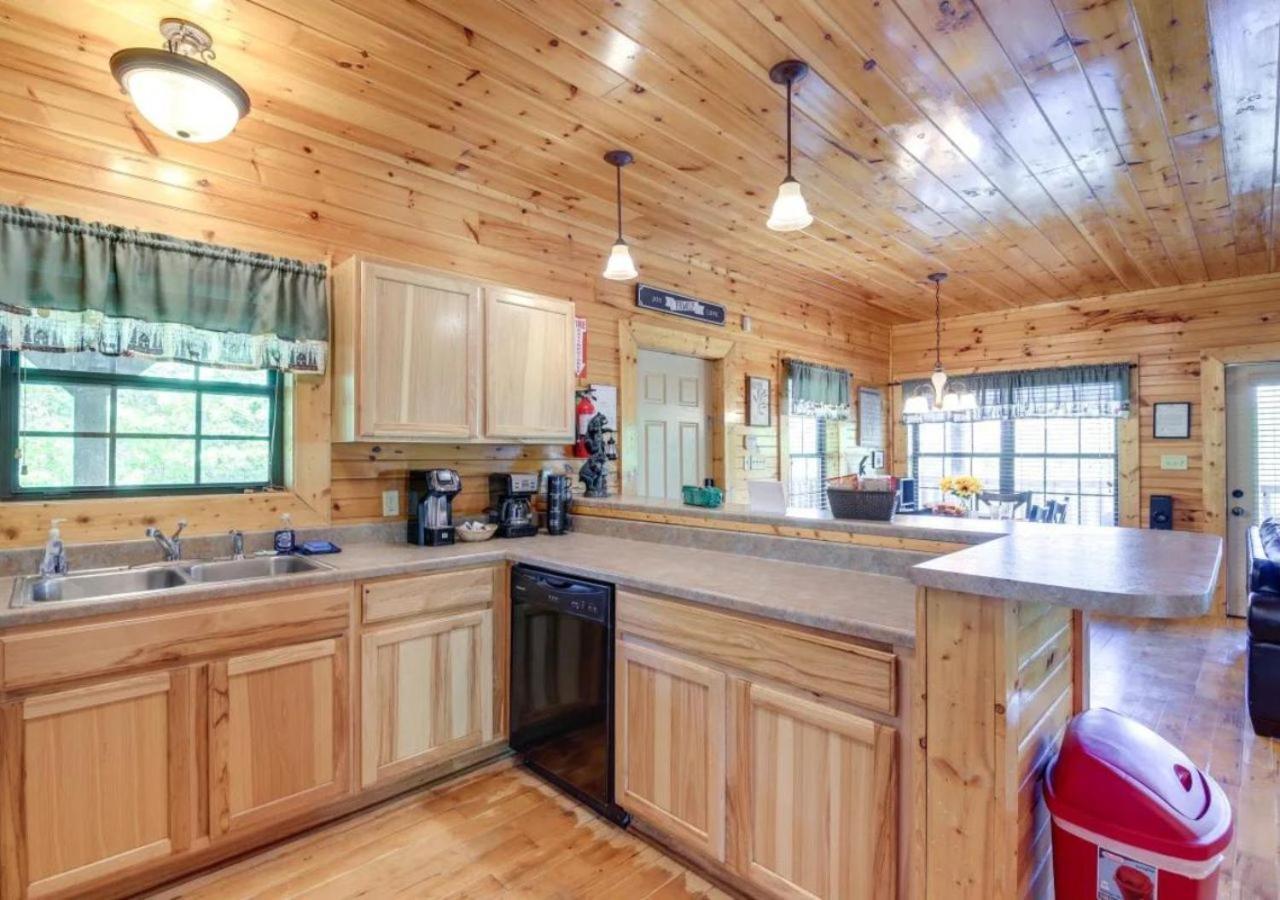 Fabulous Pet-Friendly, Family Cabin With Outdoor Kitchen, Hot Tub, Sauna, Fireplace, Theater Room, Arcade, Pool Table, And Fire Pit Within Minuties Of Dollywood Sevierville Bagian luar foto