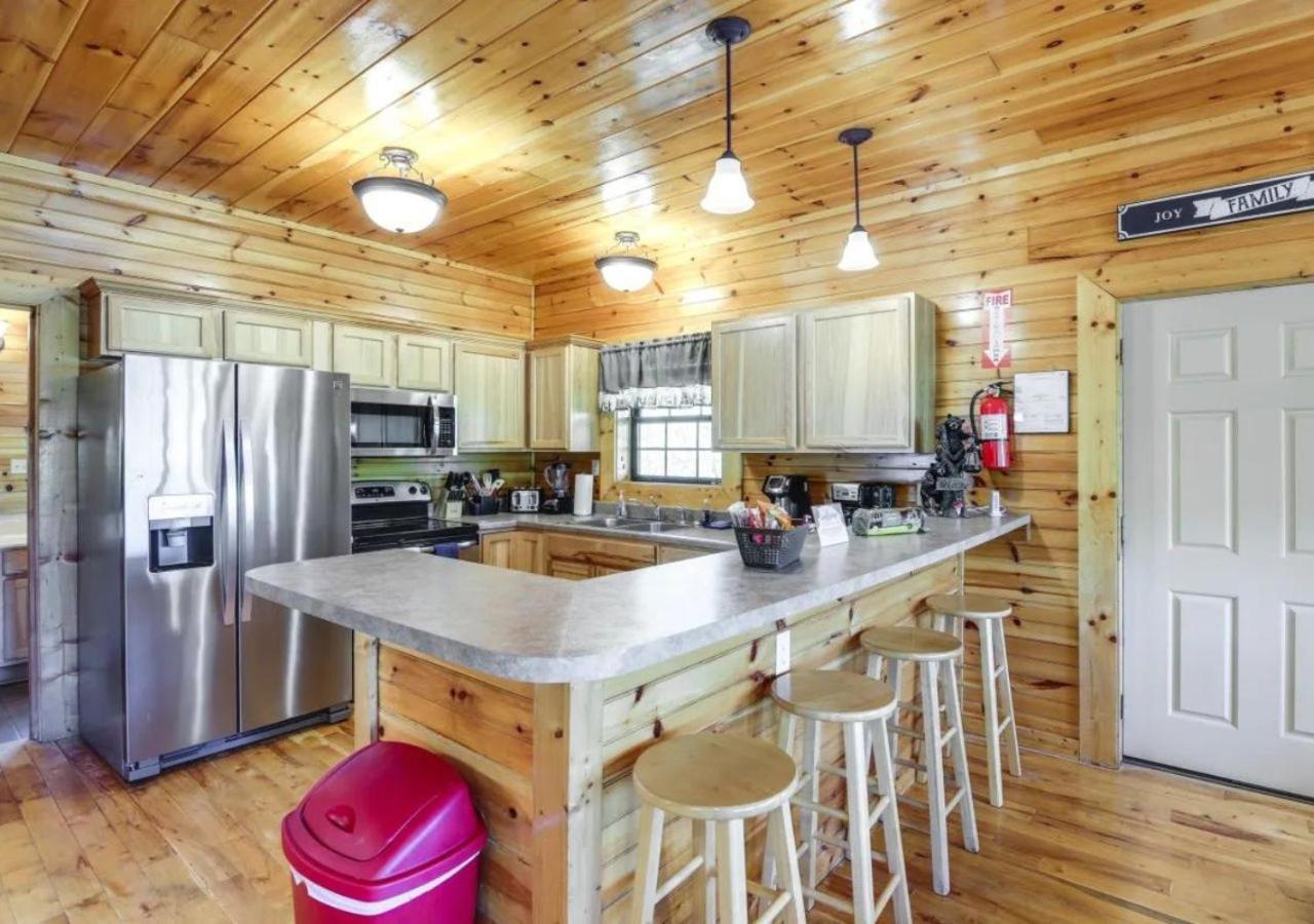 Fabulous Pet-Friendly, Family Cabin With Outdoor Kitchen, Hot Tub, Sauna, Fireplace, Theater Room, Arcade, Pool Table, And Fire Pit Within Minuties Of Dollywood Sevierville Bagian luar foto